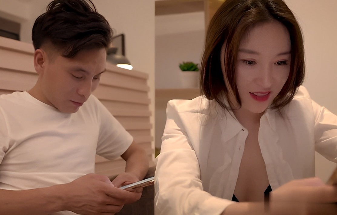 Date a colleague who works at the same company