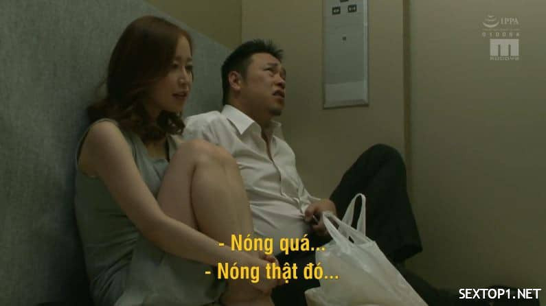 Kẹt trong thang máy với anh hàng xóm tốt bung  Yuu Shinoda