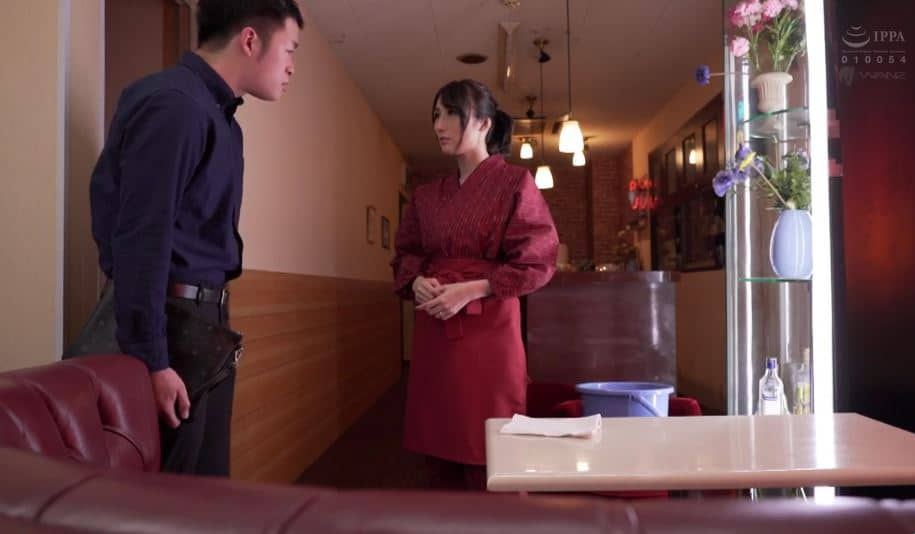 The motel owner Julia and the tough creditors