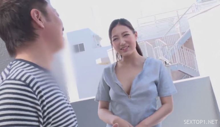 美人な隣人に突然襲われた佐倉ねね